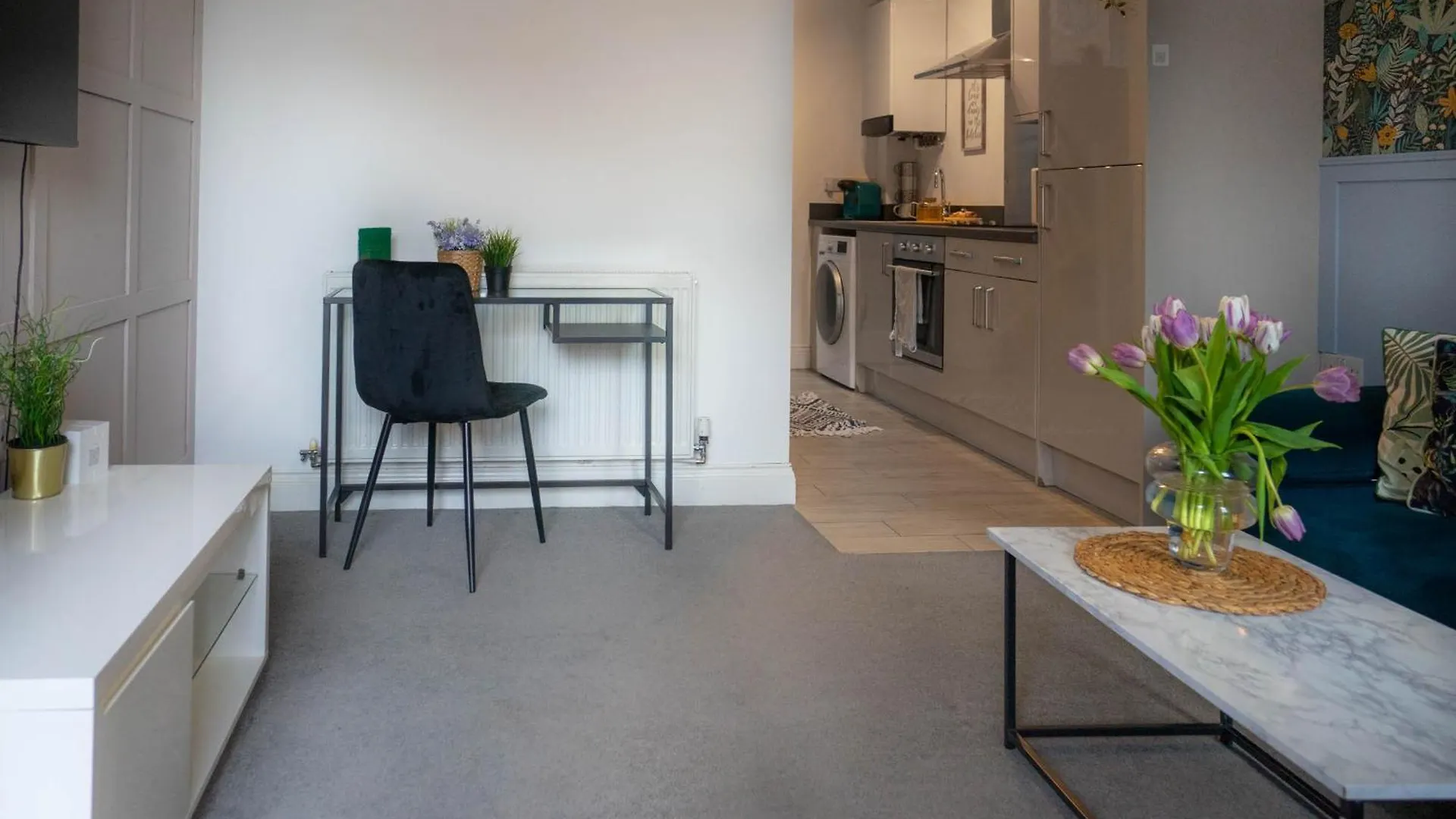 Guest house 1 Bed House At Velvet Serviced Accommodation Swansea With Free Parking & Wifi - Sa1